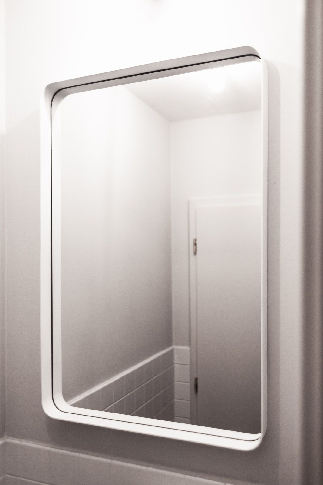 Kovové zrcadlo v bílém provedení