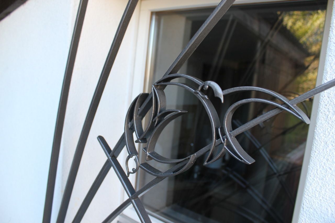 Detail moderní kované mříže