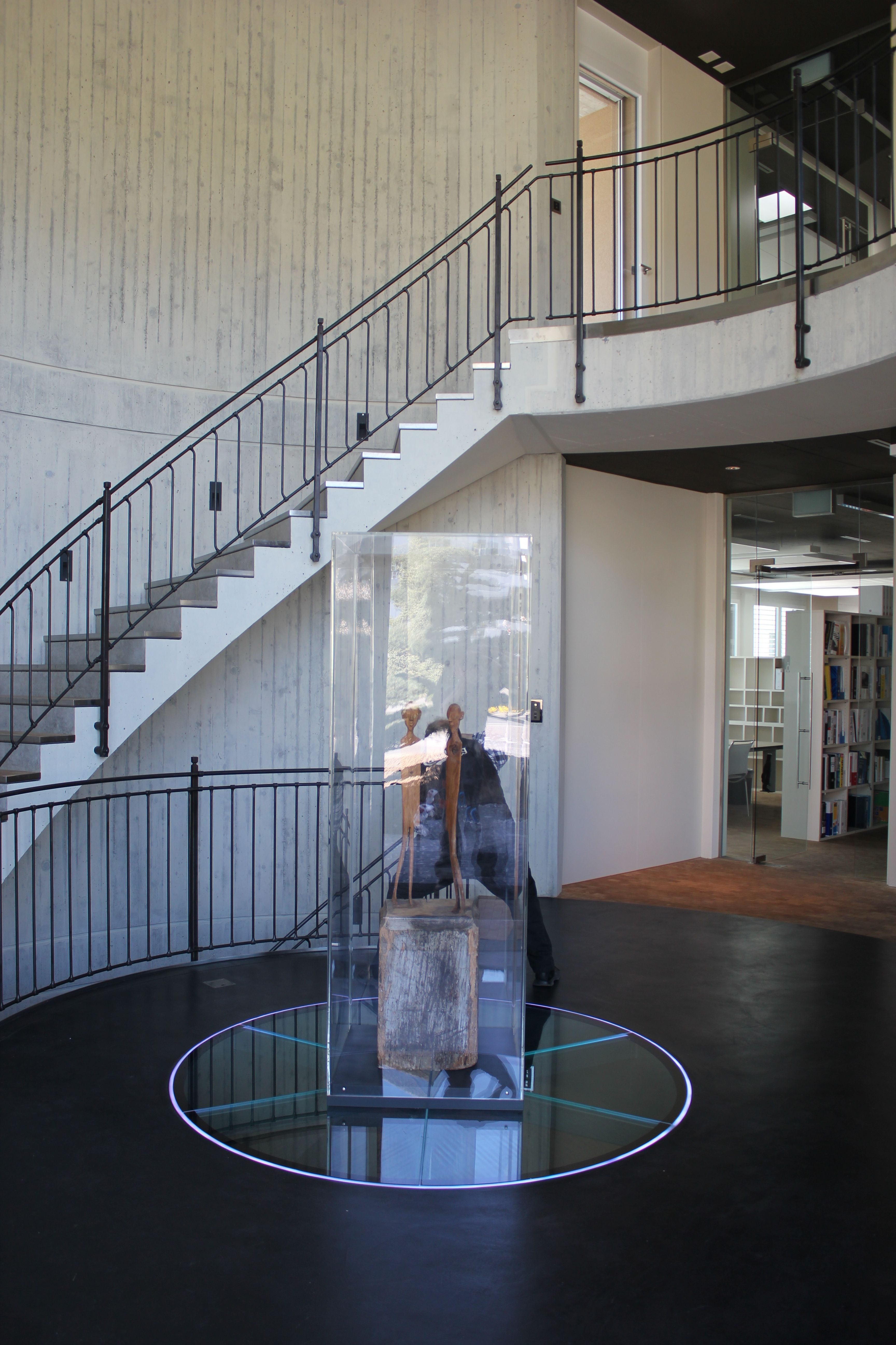 Naše tradiční řemeslo v moderním betonovém interiéru