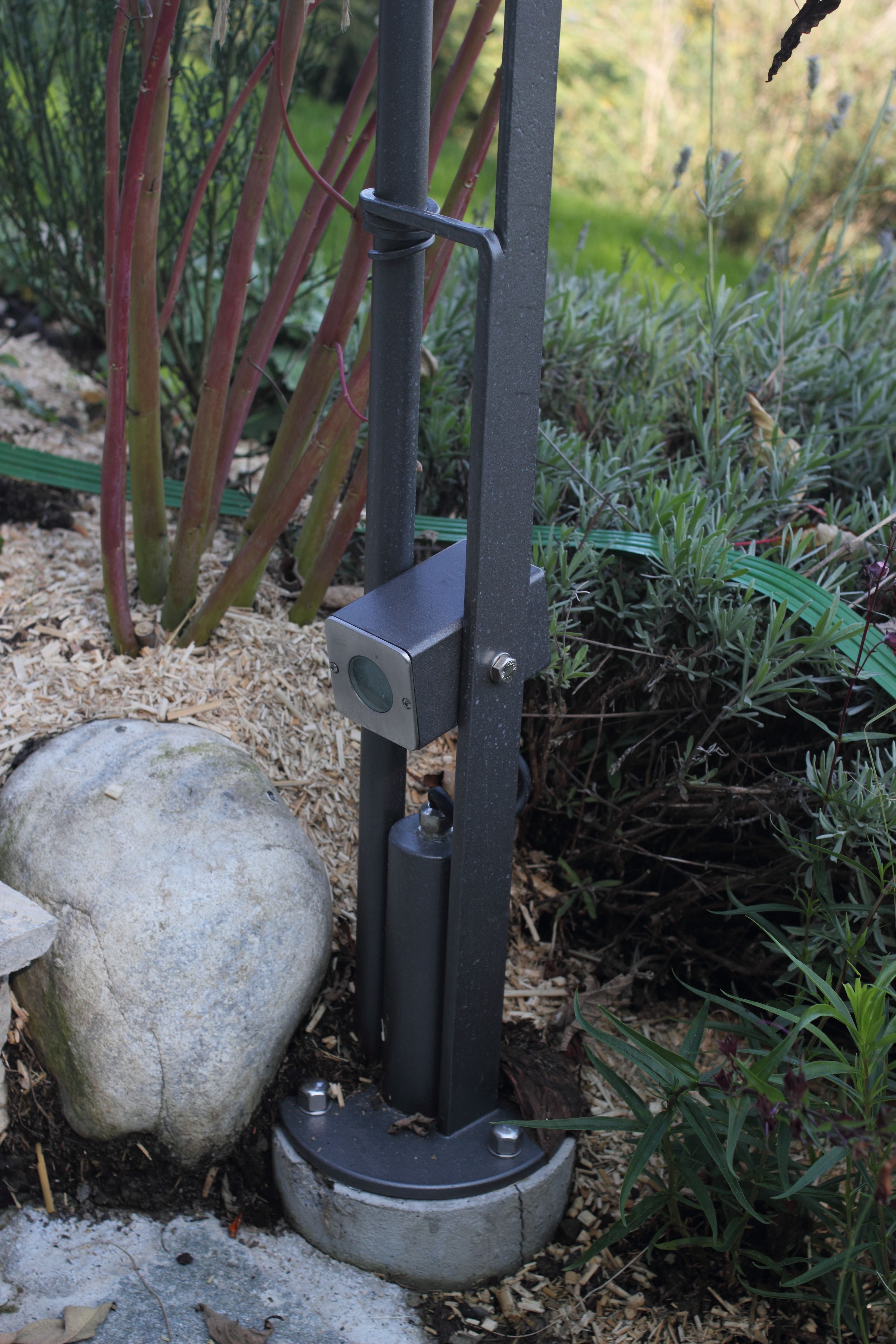 Naše designové světlo jako součást zahradního zábradlí