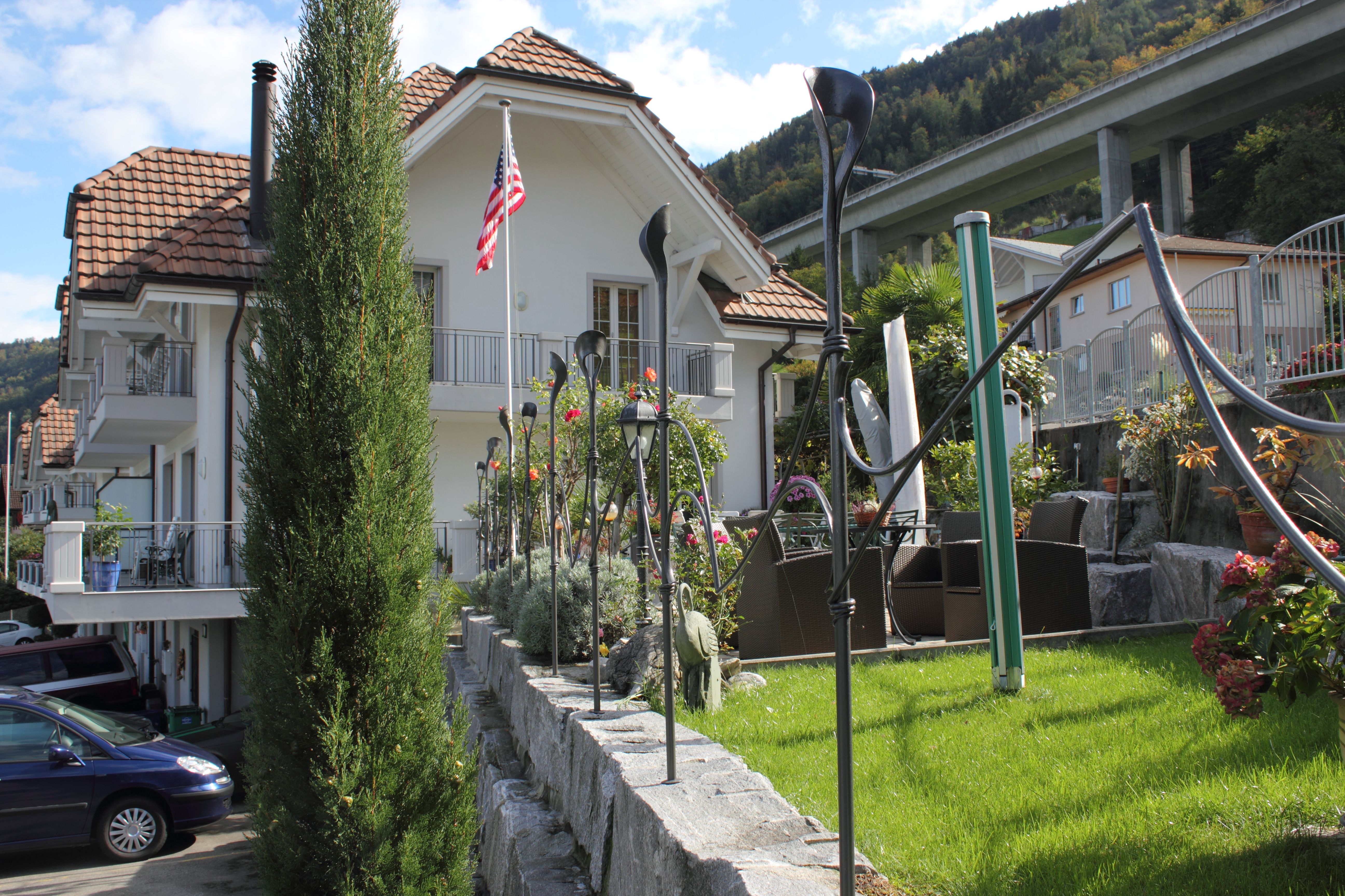 Tradičně kované zábradlí v zahradě. Švýcarsko