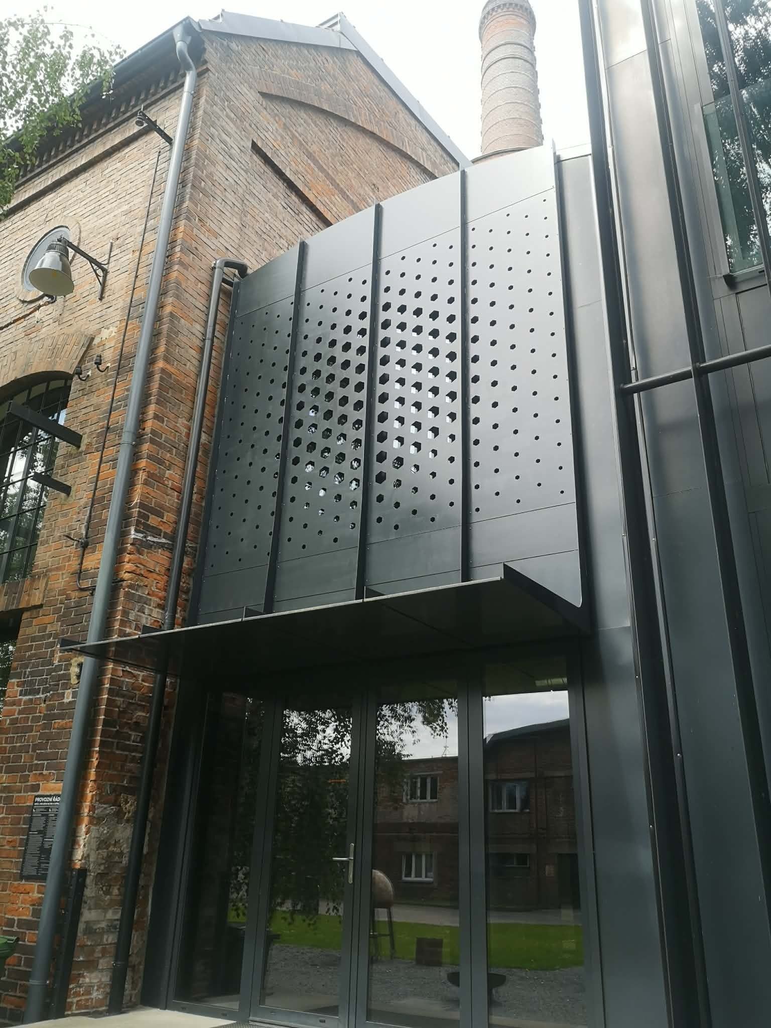 Renovace kovového vstupního portálu