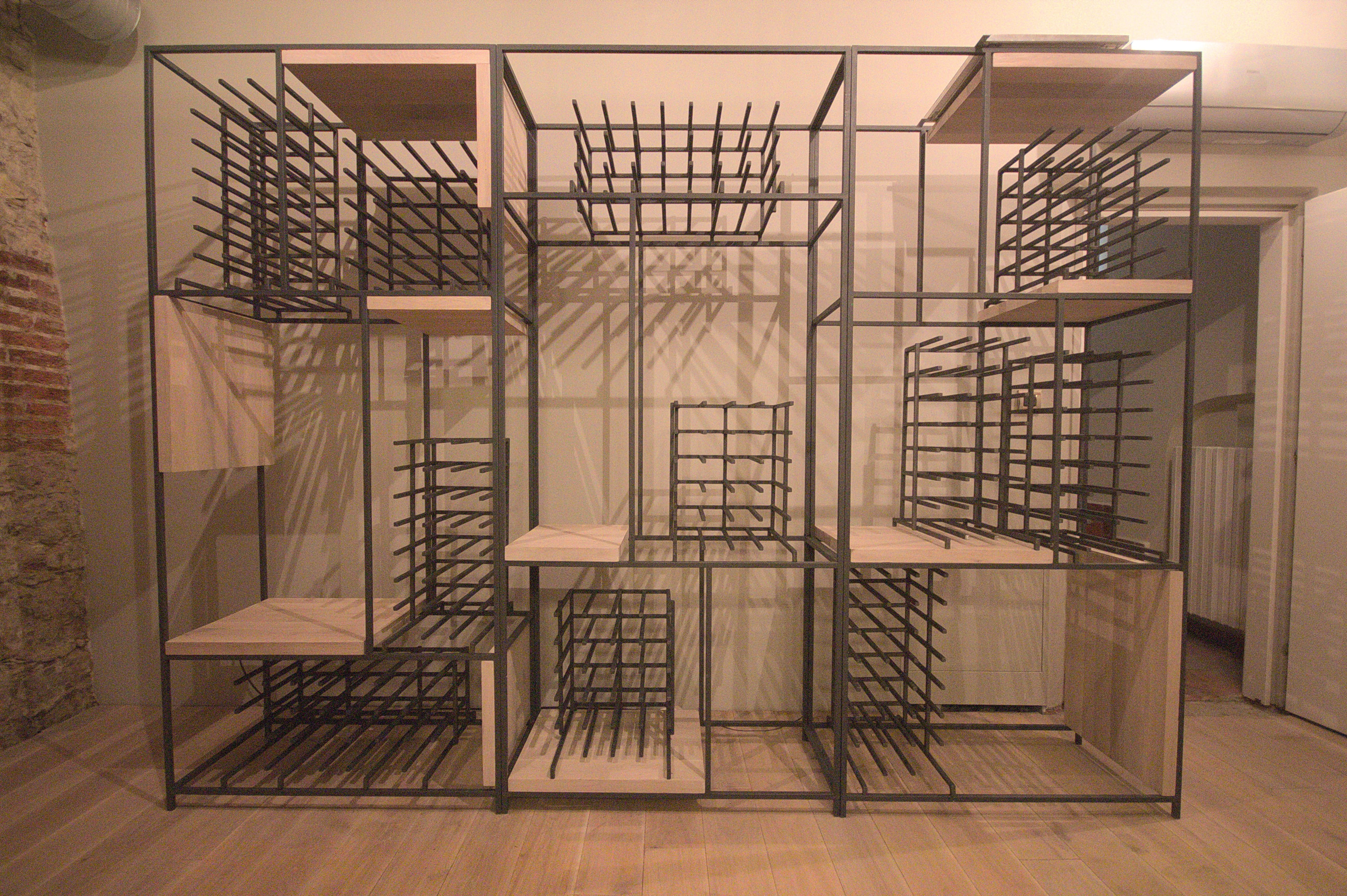 Vinotéka v moderním pojetí z tradičních přírodních materiálů. Praha