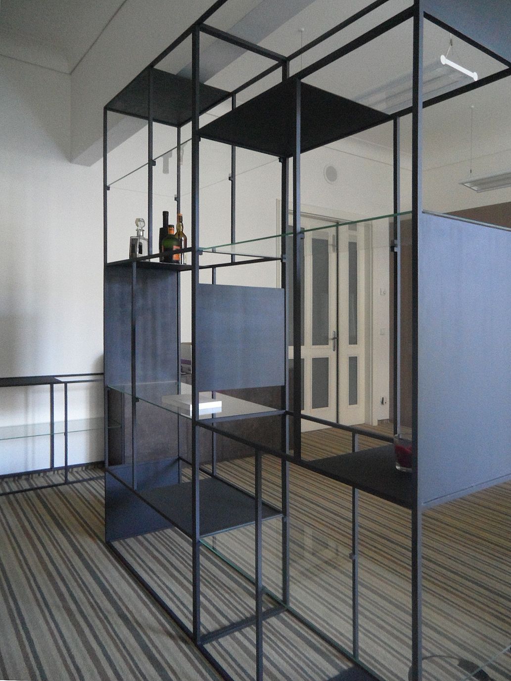 Kovový regál design