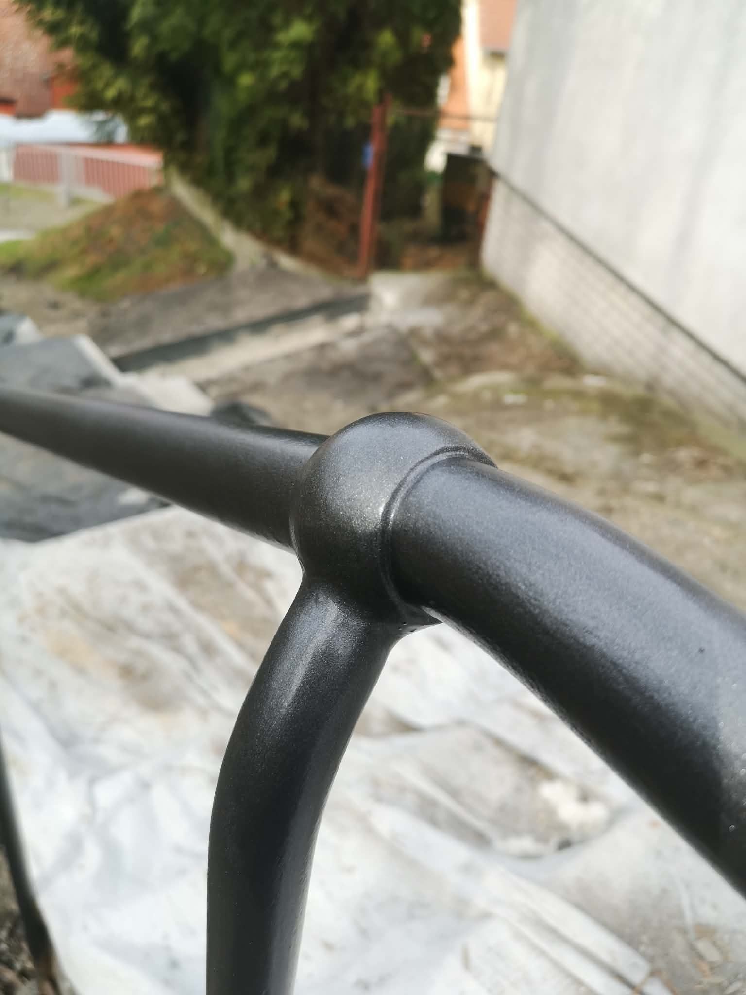 Detail subtilního kovového zábradlí