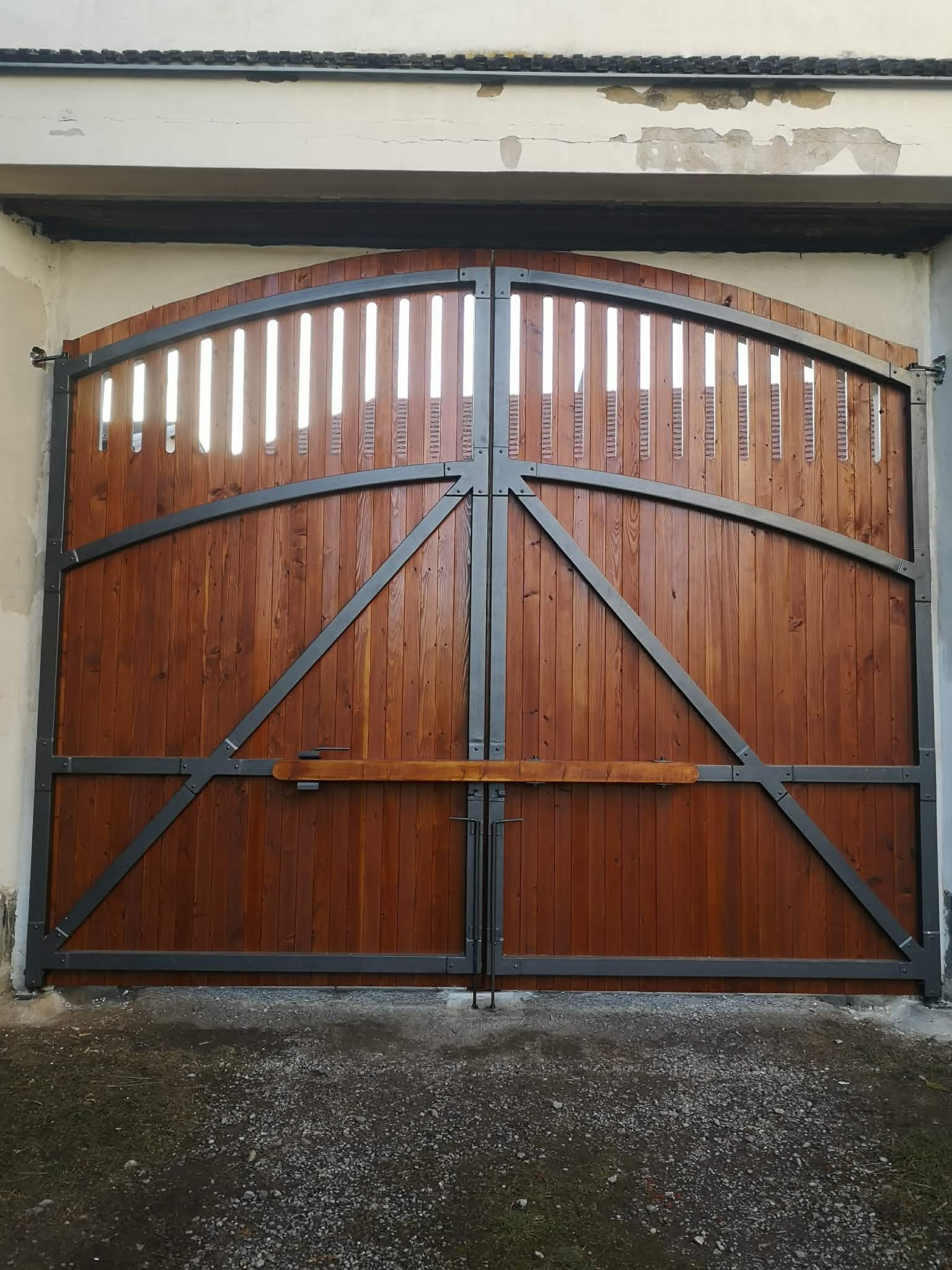 Tradiční statková vrata s využitím konstrukce. Praha Úhonice