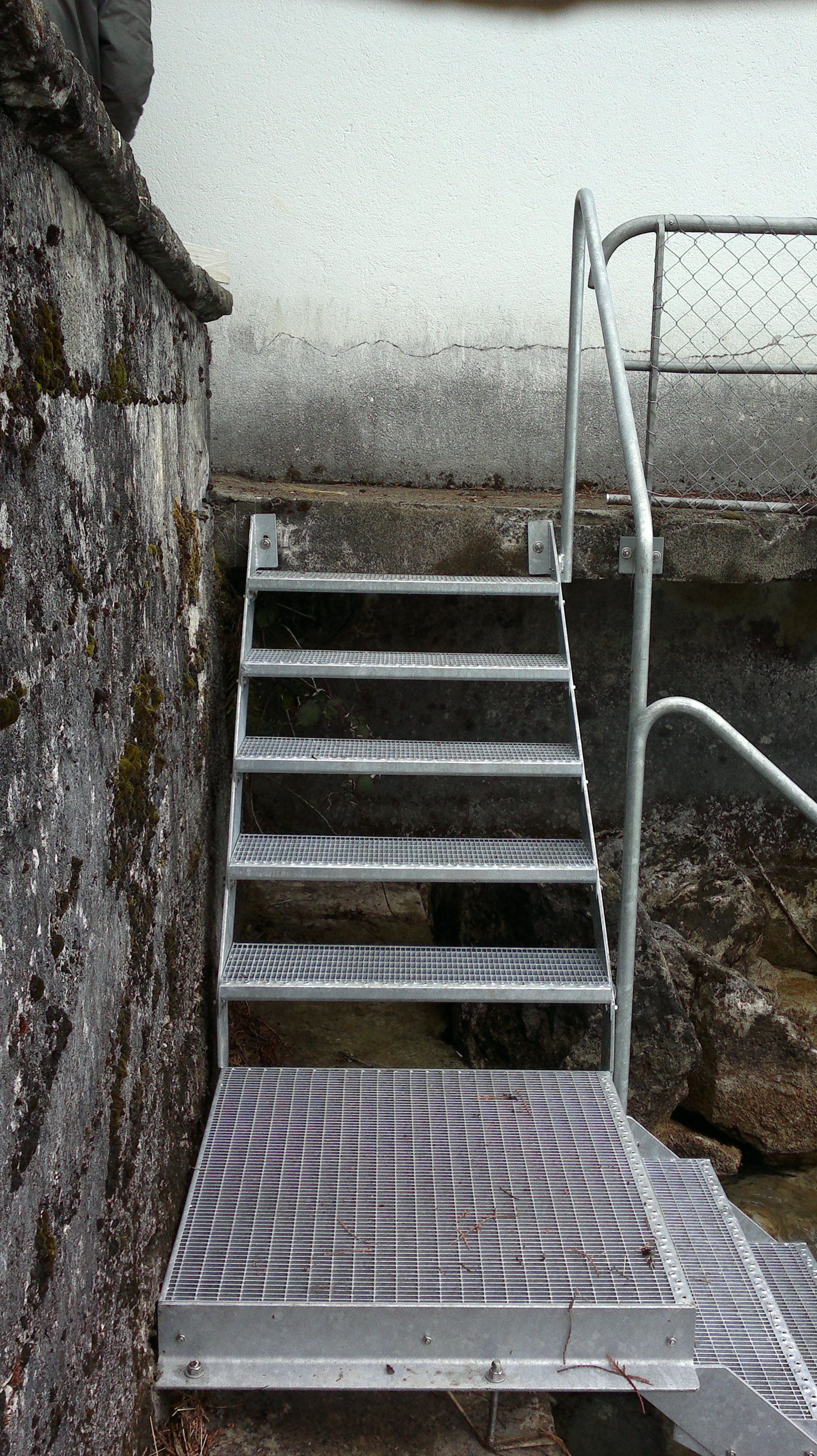 Pozinkované molo do jezera. Švýcarsko