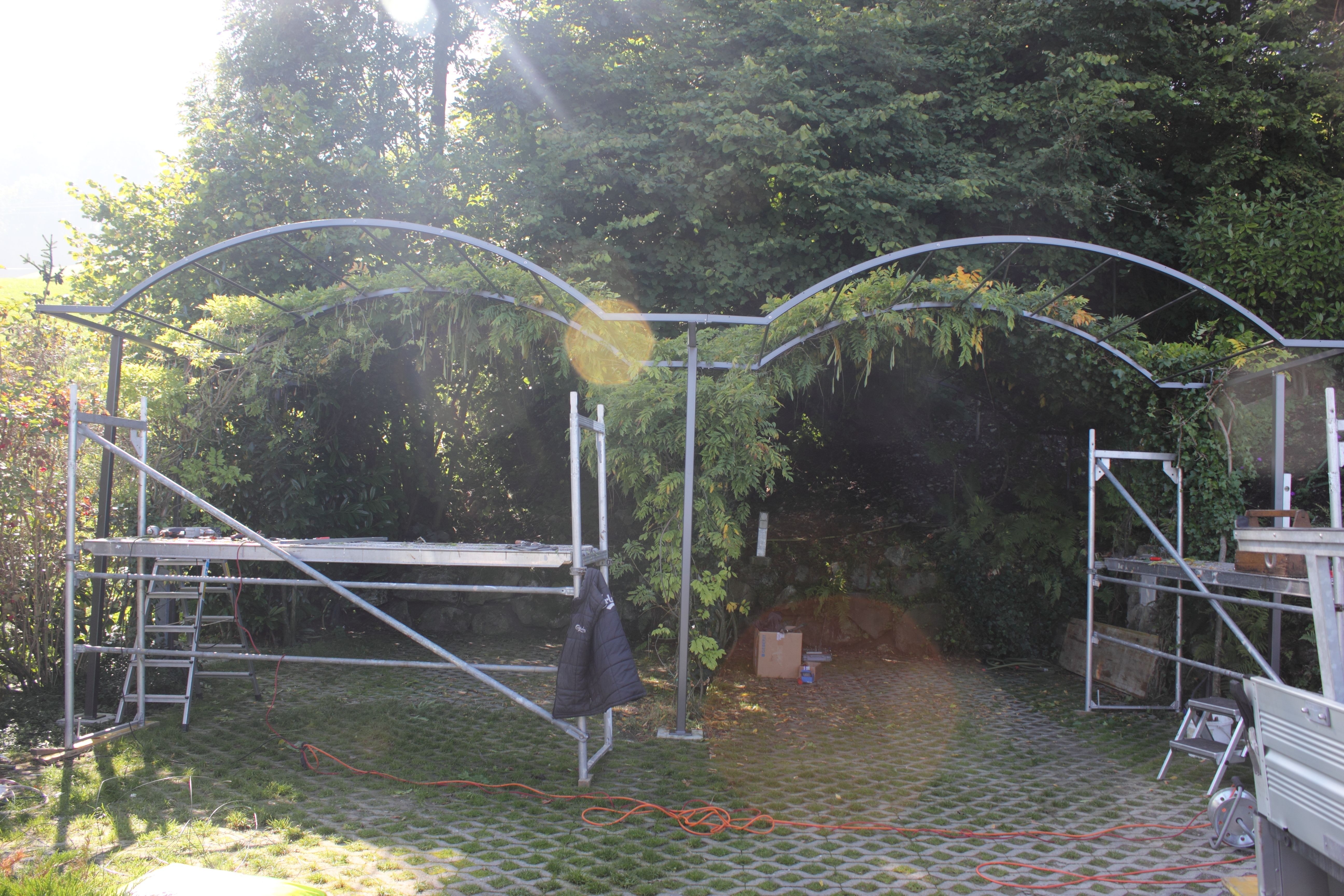 Zahradní konstrukce sloužící zároveň jako carport a přístřešek pro auta. Praha